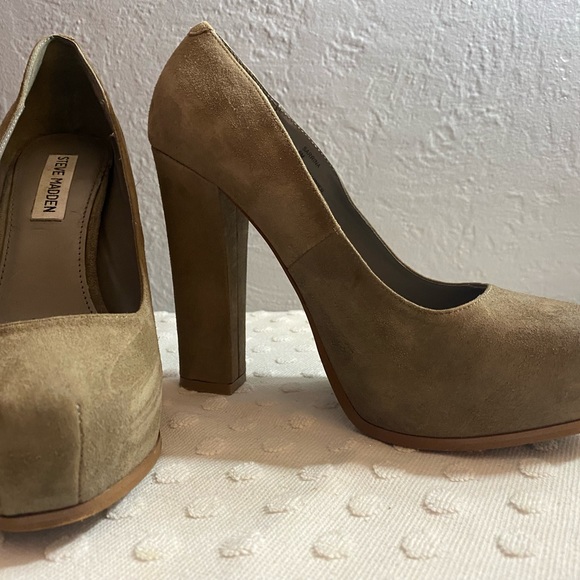 STEVE MADDEN Serrina Taupe Suede Pump - Picture 2 of 16